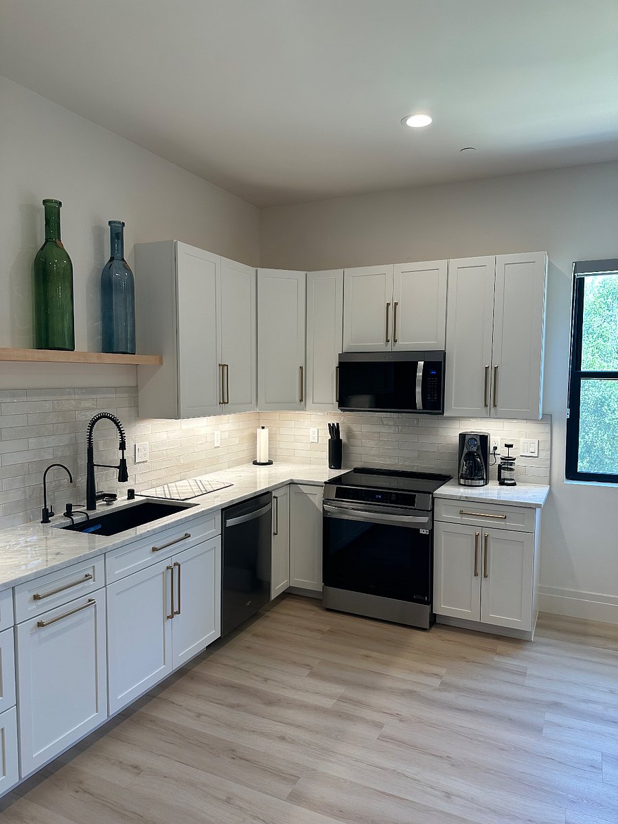 Full kitchen, all brand new.