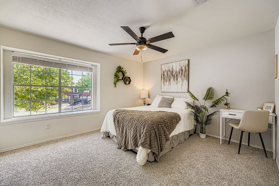 Large private room with queen bed, large window, ample natural lights, workstation