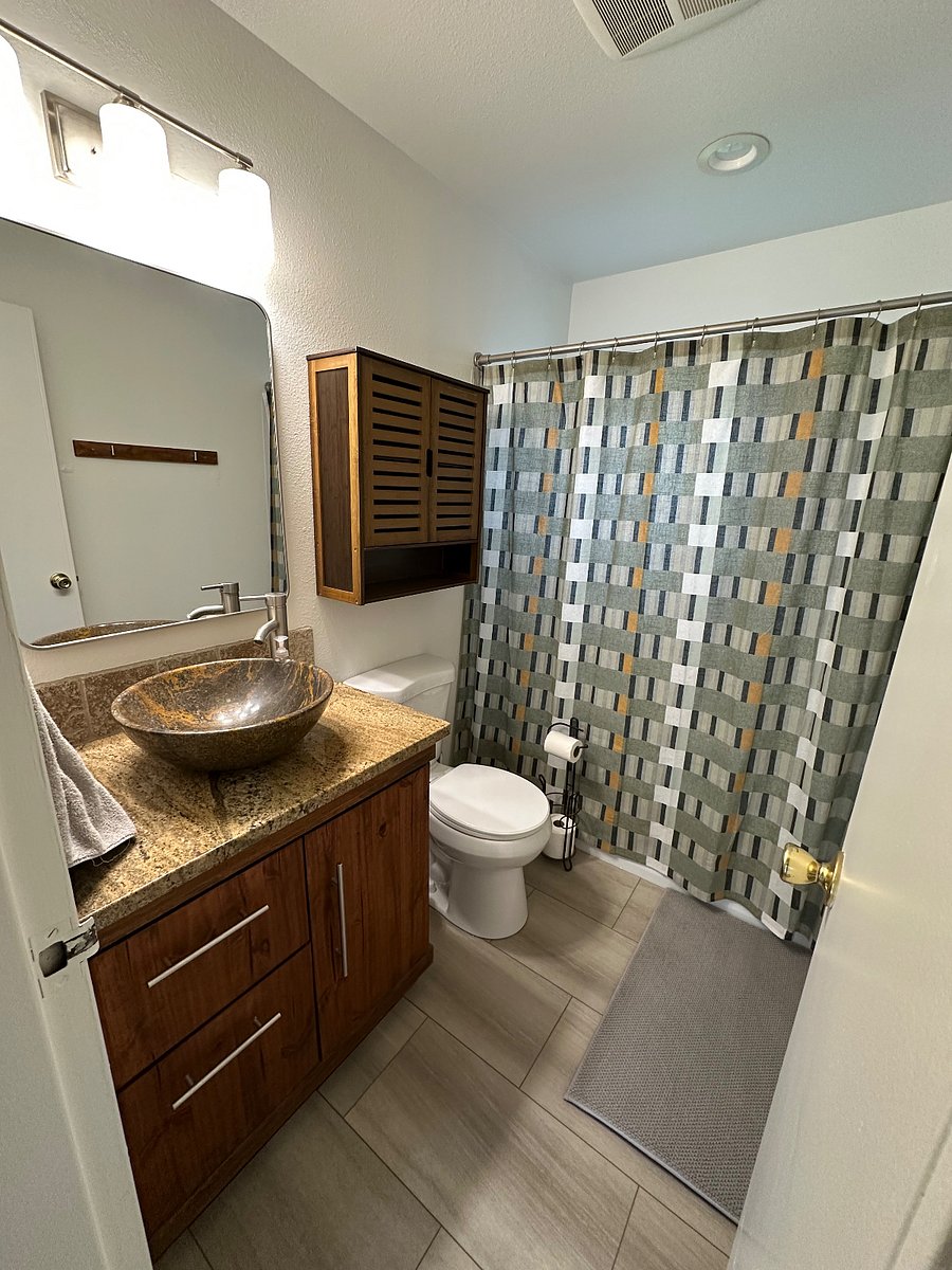 full bathroom (shared), main floor