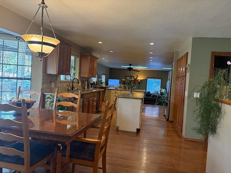 Kitchen dining area