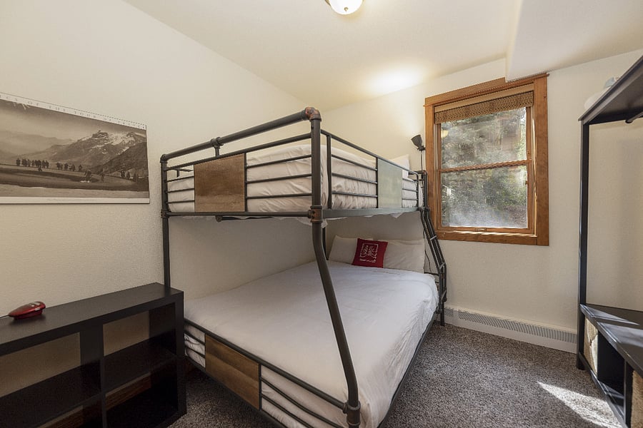 Guest bedroom 