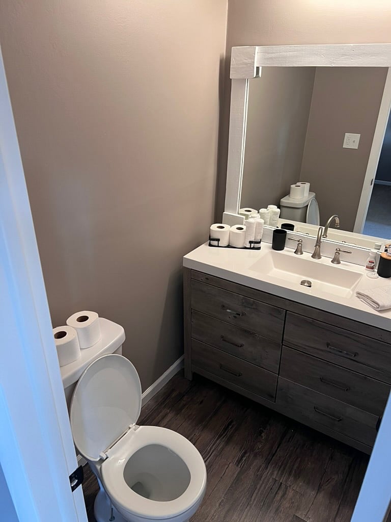 pramary half bathroom 6 drawrs