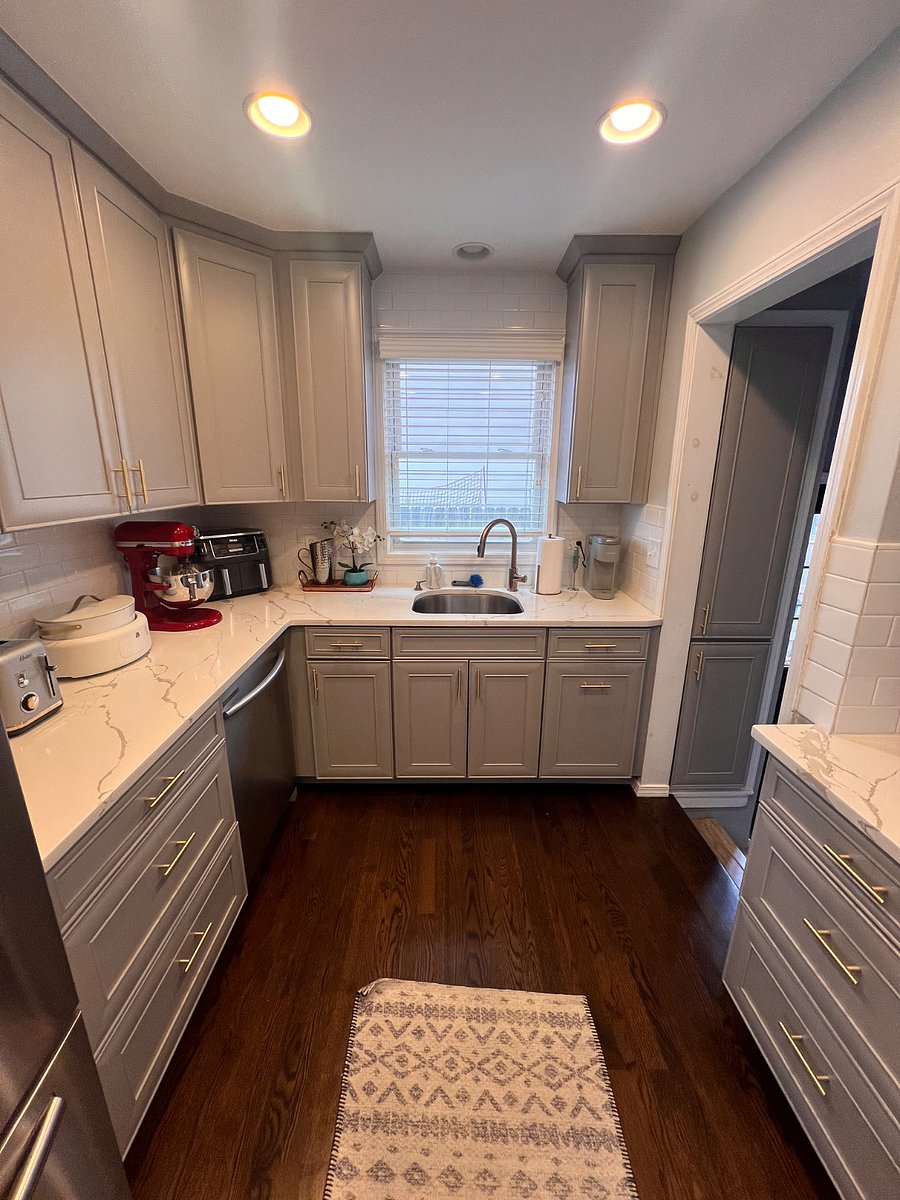 Nice and open kitchen! Plenty of room for someone who loves to cook! 