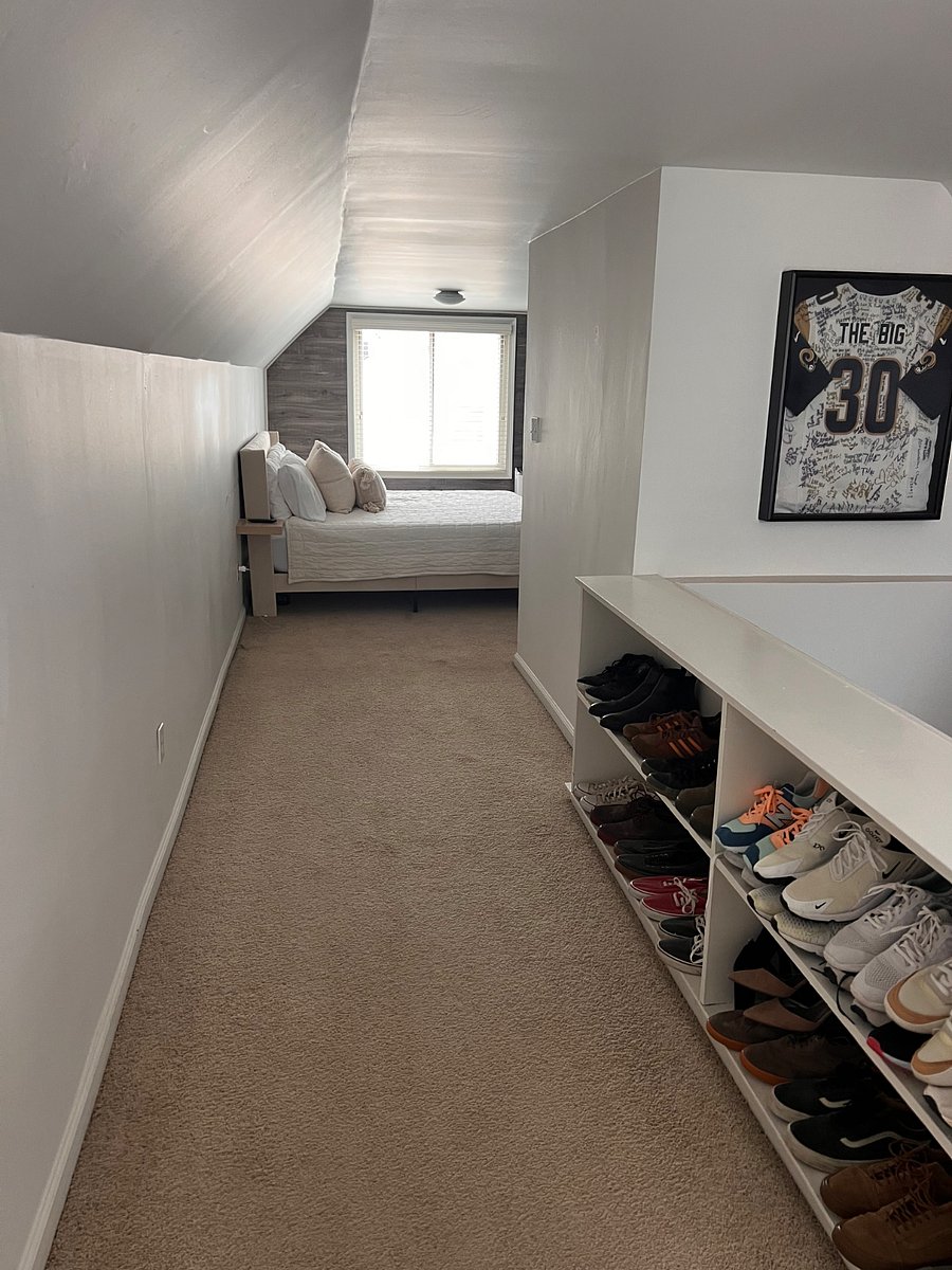 Large bungalow room with walk-in closet. 