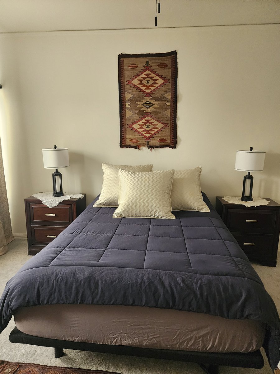 Queen-size power adjustable bed with independently adjustable head and leg positions
