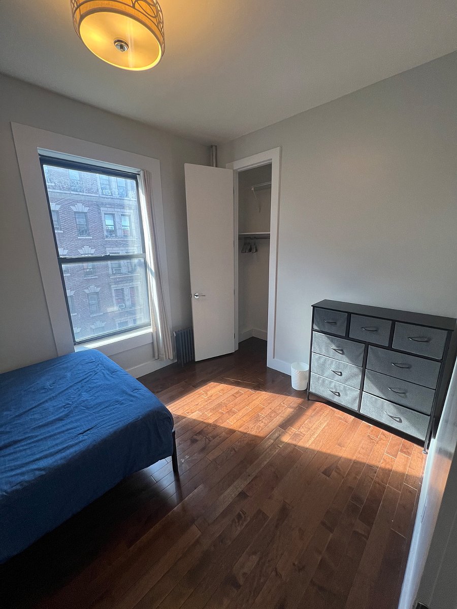Memory foam mattress that's medium hardvery supportive. Clean bedding and clothes storage space.
Sublet bedroom.