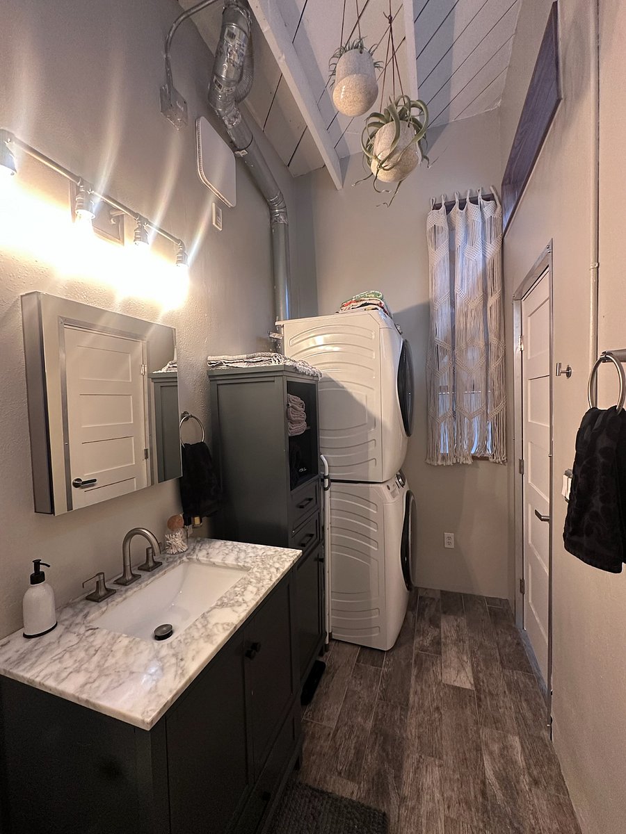 Plenty of extra towels and full size stack washer and dryer for laundry. Some laundry detergent there for laundry provided as well as bathroom cleaner and cleaning cloths.