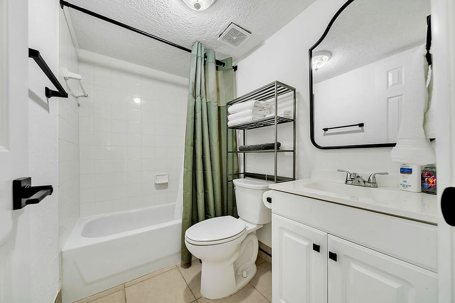 2nd full bathroom with tub/ shower combo