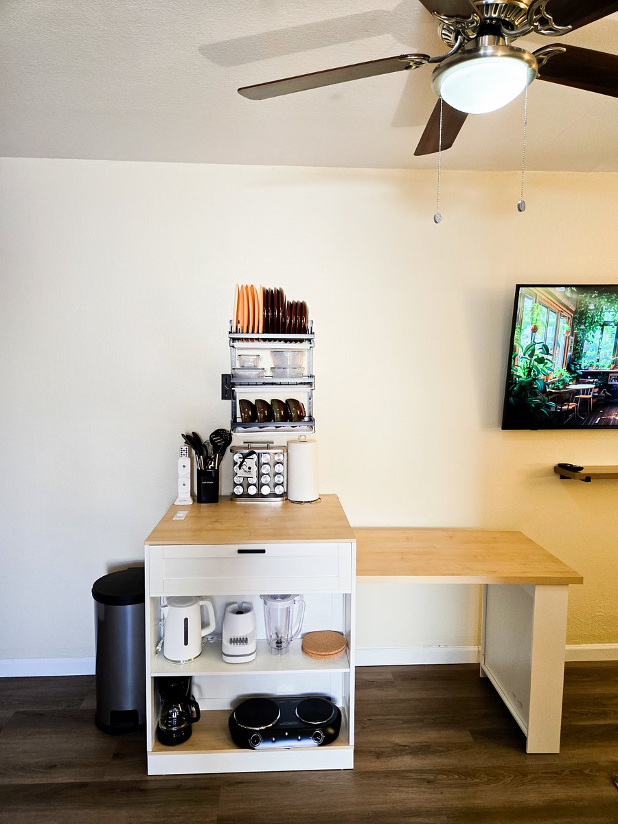 Movable Island with Pull Out Table