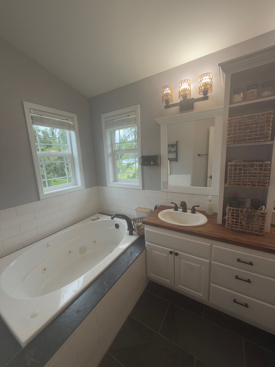 Large, deep jetted tub 4.5 tub