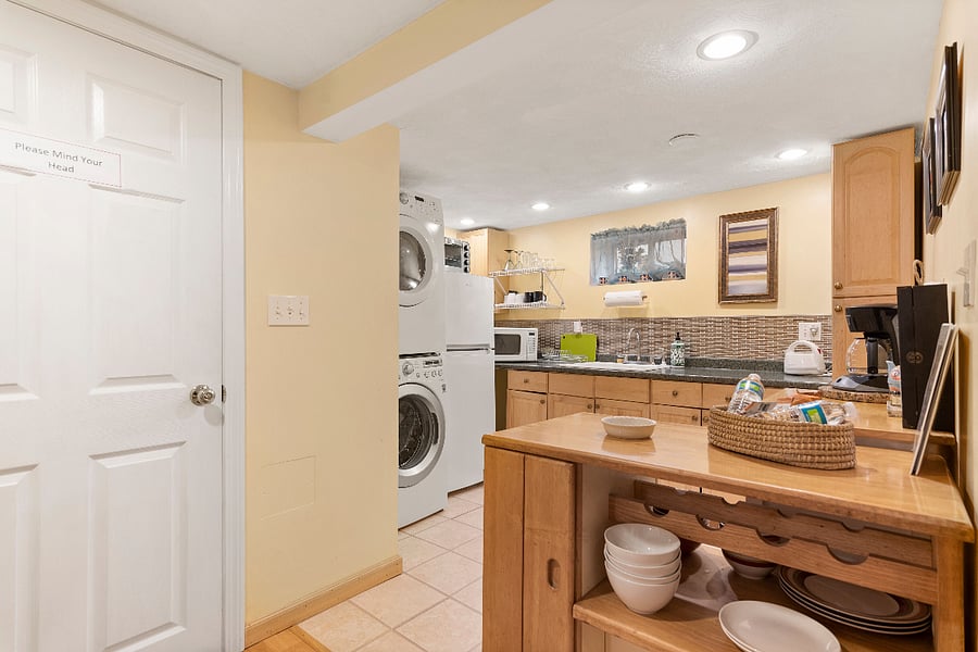In unit washer / dryer.
Full size fridge