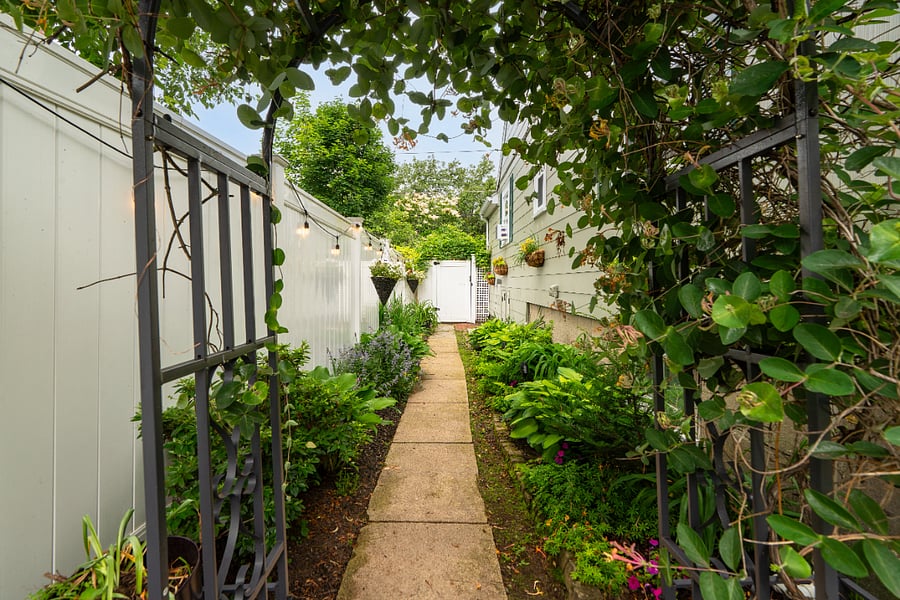 Side entrance to back garden