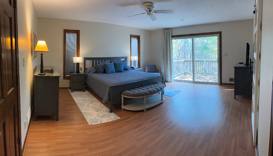 King Cardinal bedroom