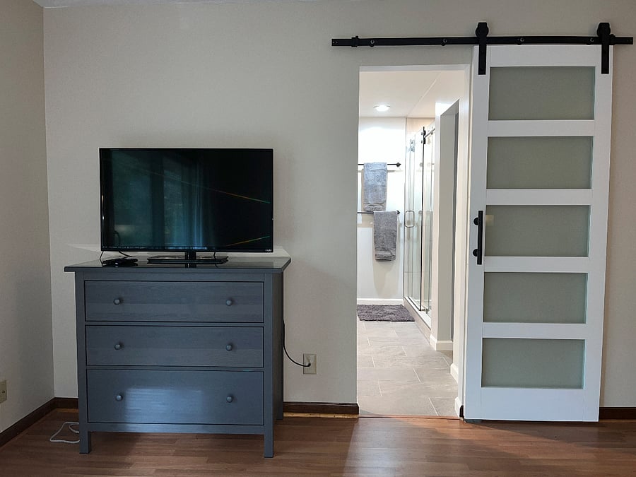 King Cardinal bedroom