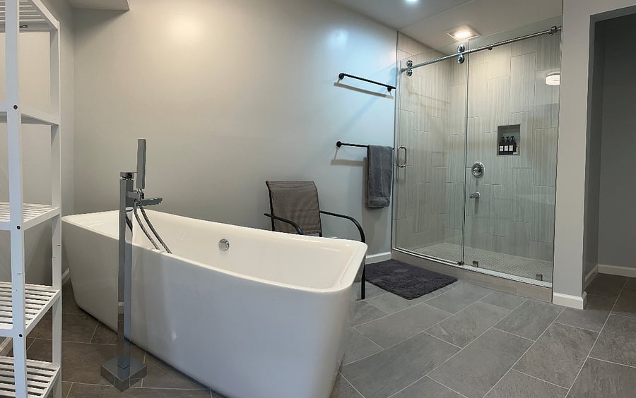 King Cardinal bedroom's bathroom