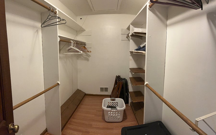 King Cardinal bedroom's closet