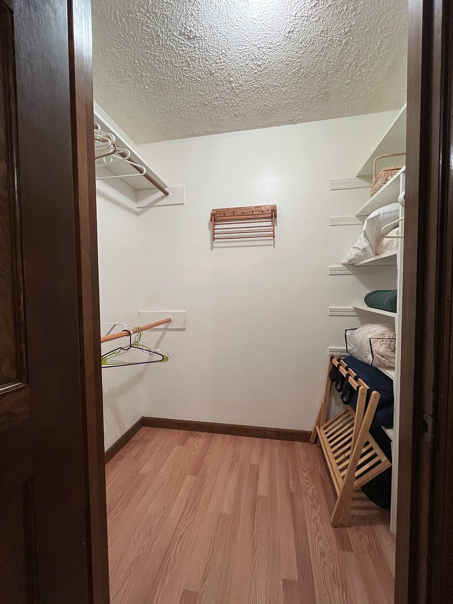 Queen Heron bedroom's closet