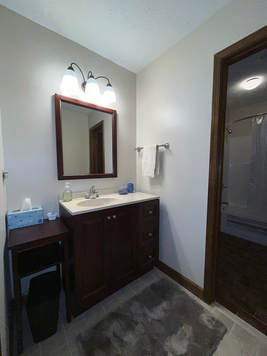Shared full bathroom: sink room