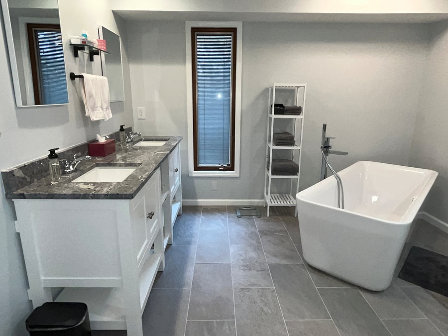 King Cardinal bedroom's bathroom