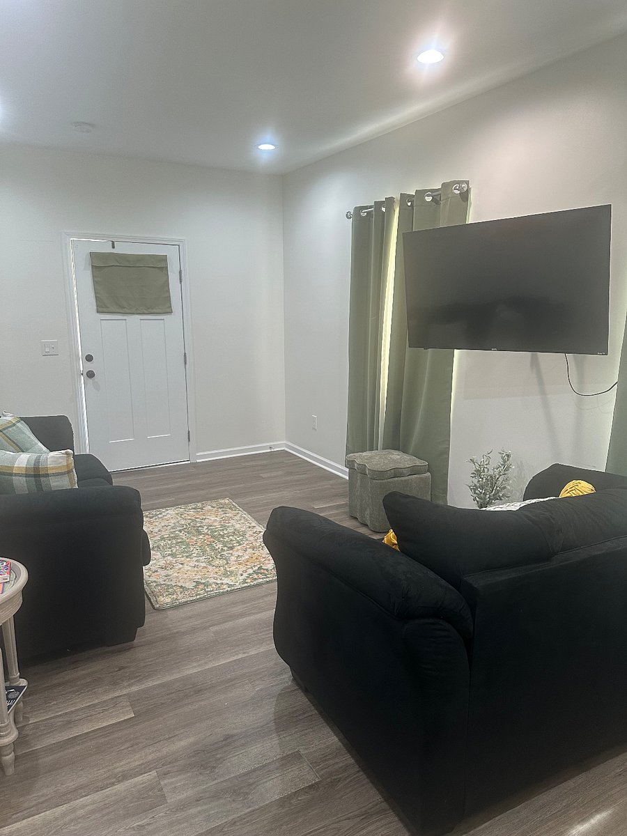 Front door entrance.
(ROKU TV with Netflix)