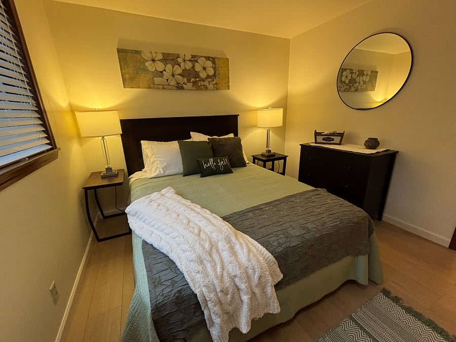 Queen bed in 2nd bedroom