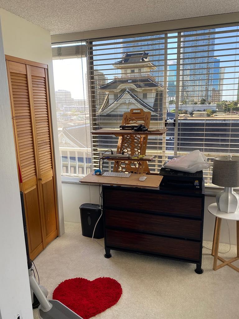 bedroom with twin bed