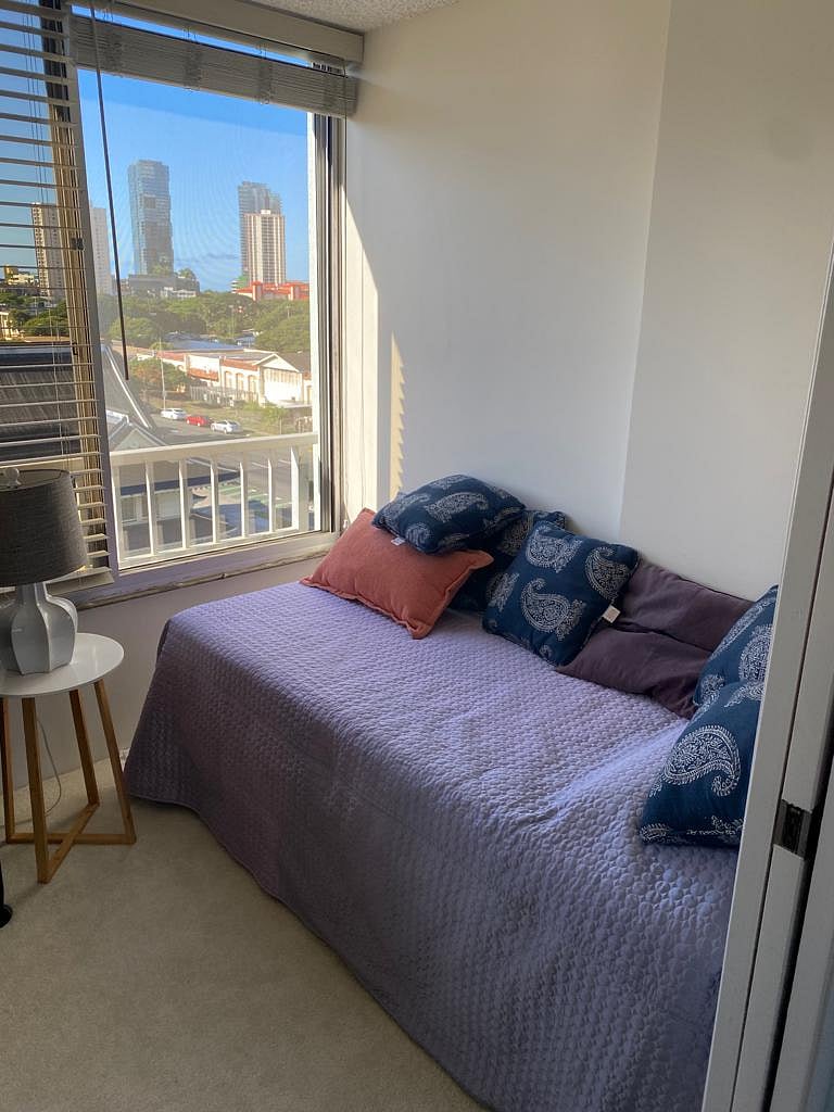 bedroom with twin bed