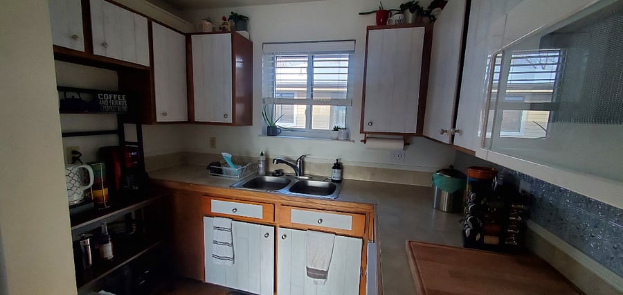 Fully stocked kitchen with all kitchen amenities and cookware.