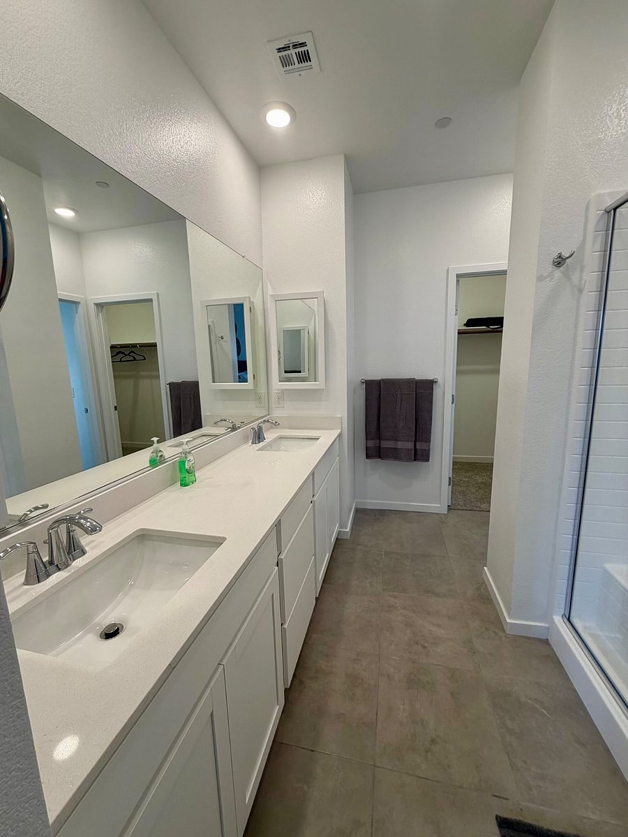 Master Bedroom bathroom