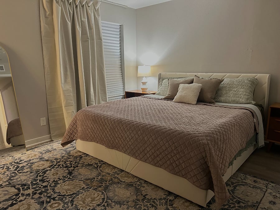 Brand New King bed with mutliple sets of comforters for winter / summer and multiple sheets and pillows. The bed has always been covered with a waterproof, dust proof, mite proof bag to ensure cleanliness and to keep its newness.