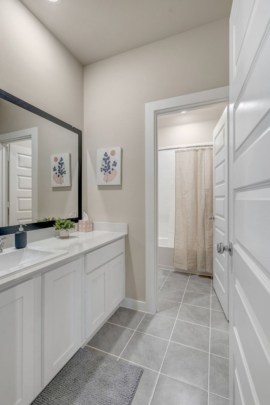 Upstairs Main Bathroom