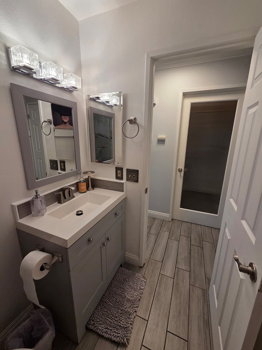 Hall Bathroom 