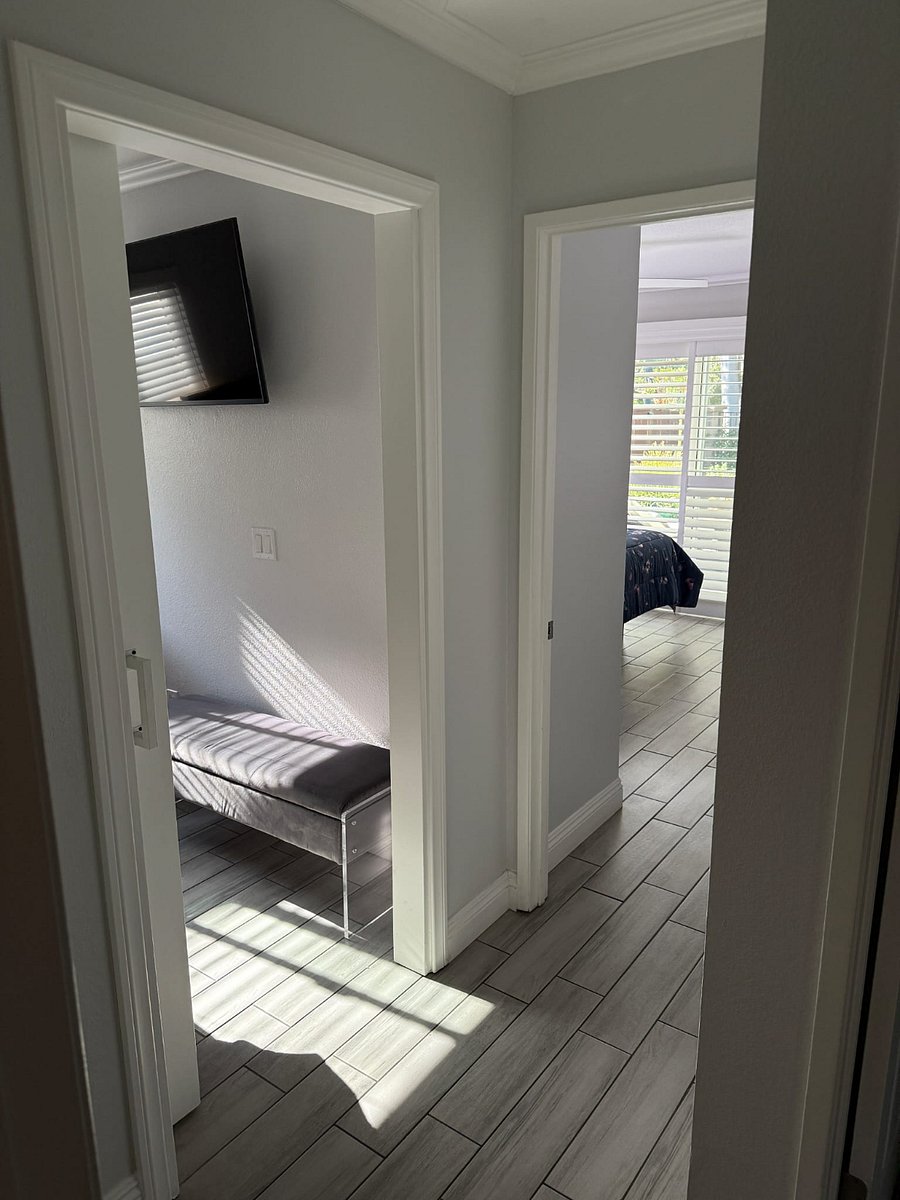 Hall to bedrooms