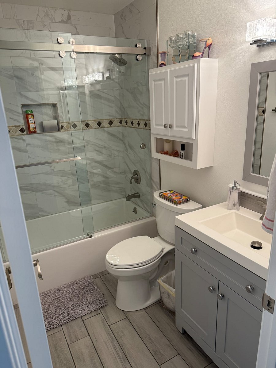 Hall Bath tub/shower combo