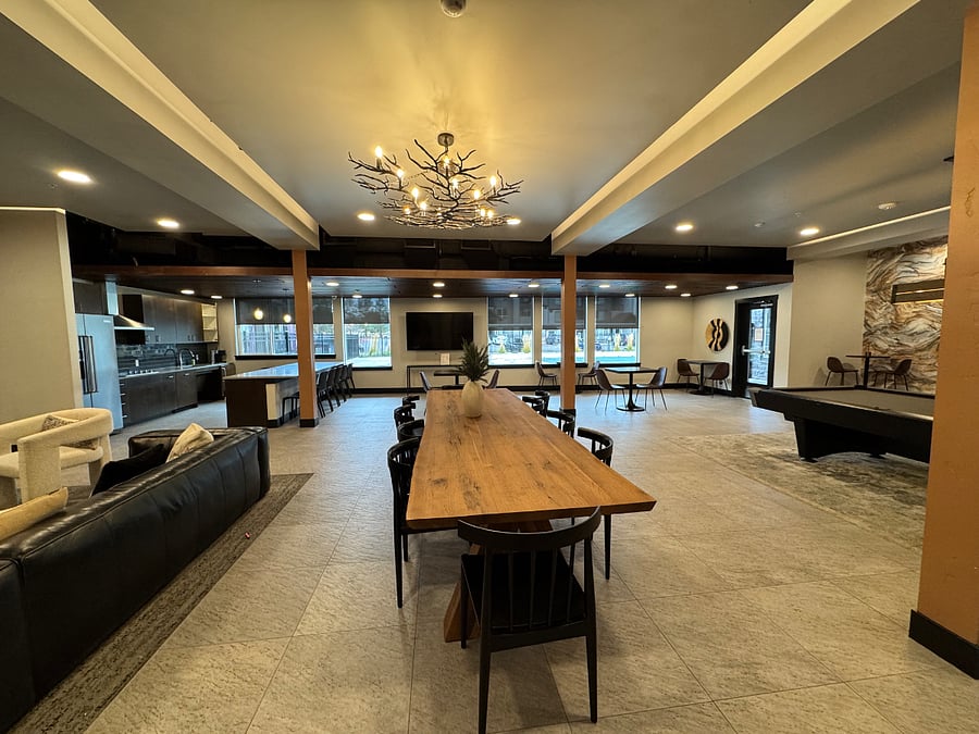 Lounge, with pool table, TV, kitchen and seating areas with access to outdoor pools. Ideal for remote work or entertainment. Can be reserved for private parties or meetings.
