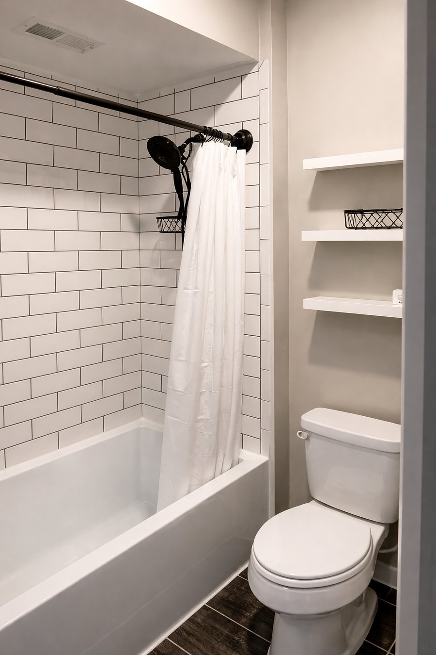 Top floor full bathroom
