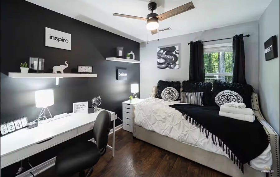 Guest room/office- day bed sleeps 2