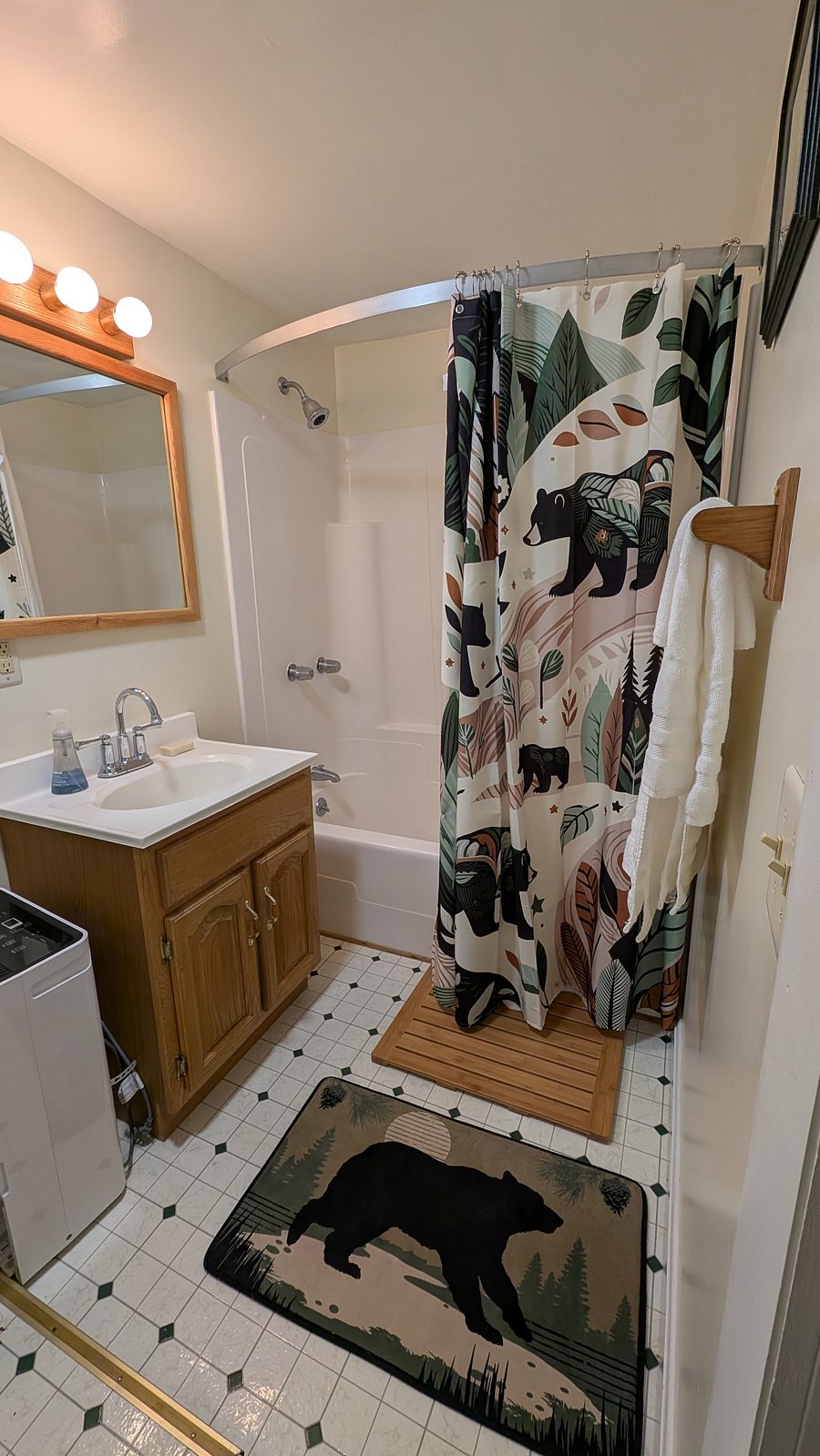 Full bath with basic supplies and towels