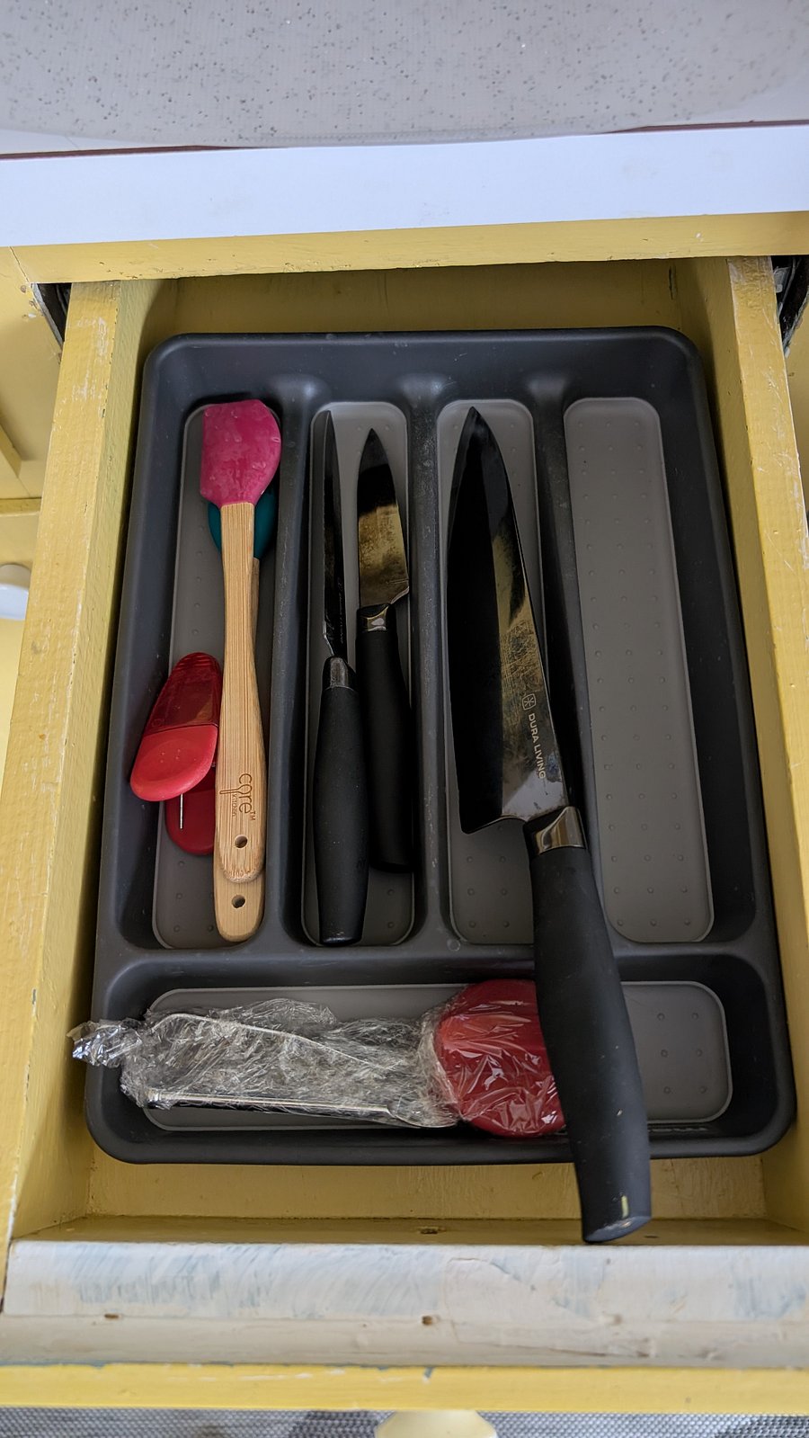 Knives, can opener, corkscrew, champagne stopper, spatulas