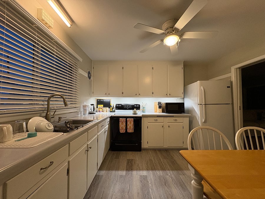 Electric stove with oven. Enjoy our brand new ceramic pots & pans.