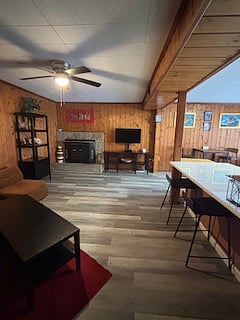 Furnished living room with tv and DVD player
