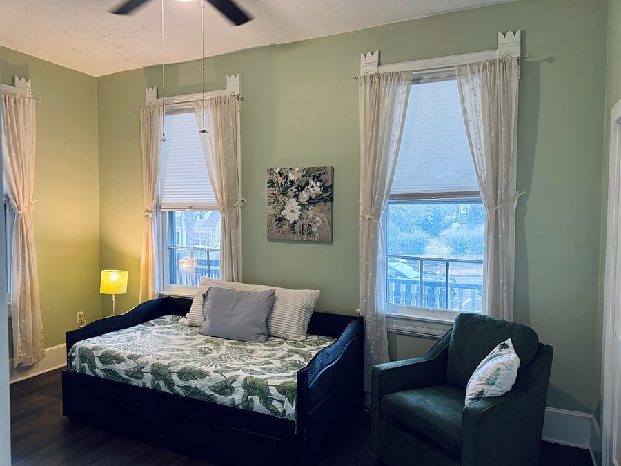 Second bedroom with daybed.