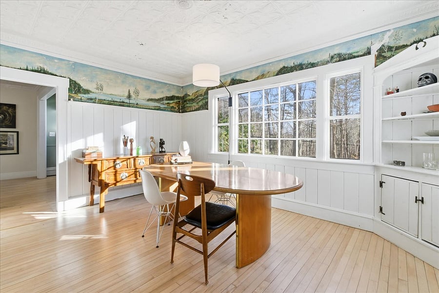 large dining table (extra leaf is in basement)