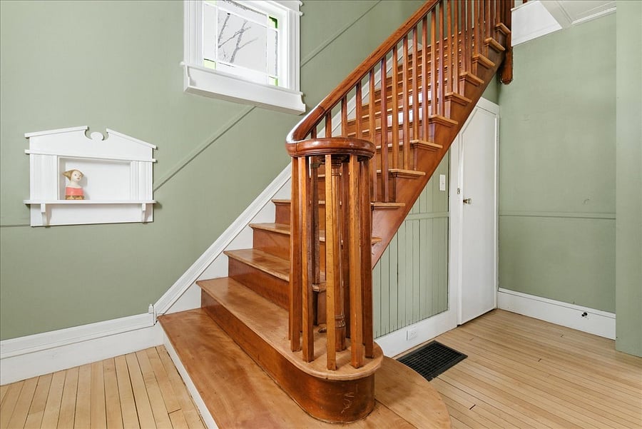 refinished floors throughout. This is the front access to the 2nd floor