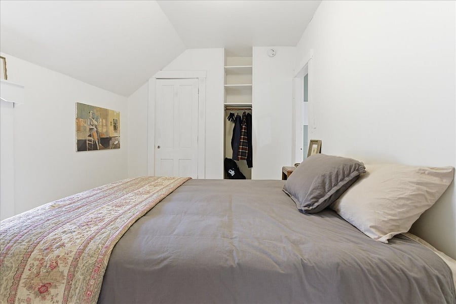 cozy snug 2nd bedroom w/queen bed