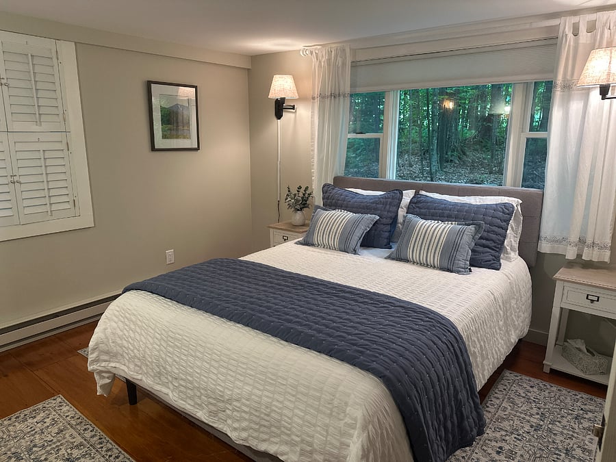 2nd bedroom with queen bed