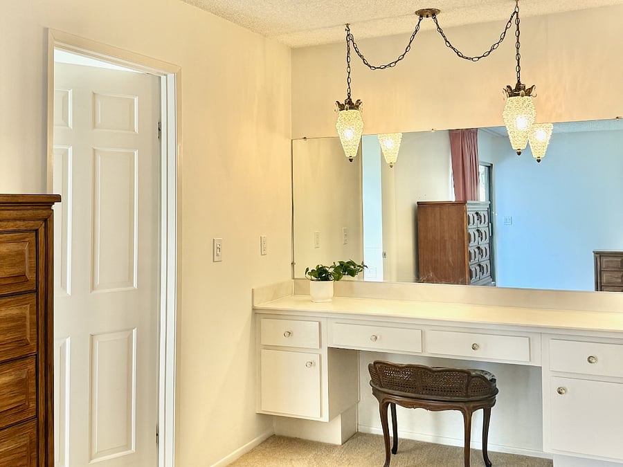 En suite full bath to the left of the vanity.