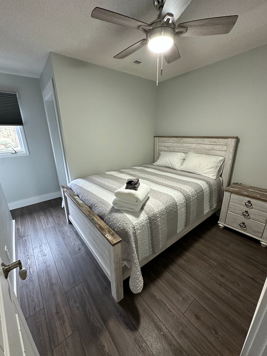 Upstairs bedroom 3 Queen bed