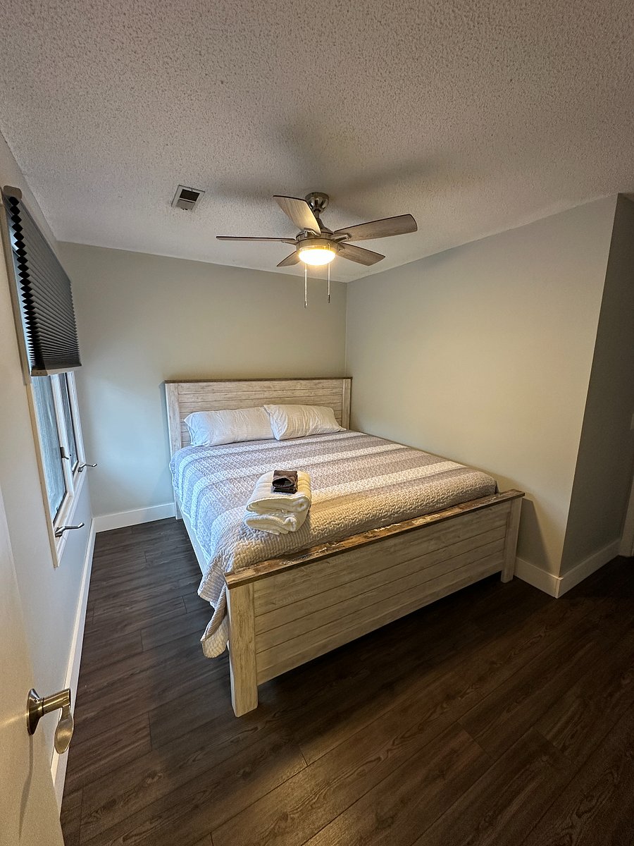 Upstairs bedroom 4 King bed