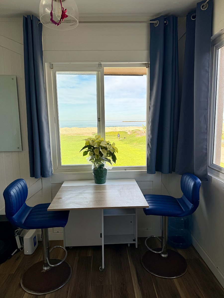 Breakfast/Kitchen table. Extends to 4 seats